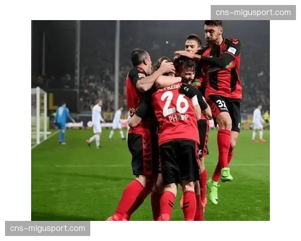 VAR介入,判定弗赖堡进球越位在先,比分仍为0-0。 VAR介入,判定弗赖堡进球越位在先,比分仍为0-0。