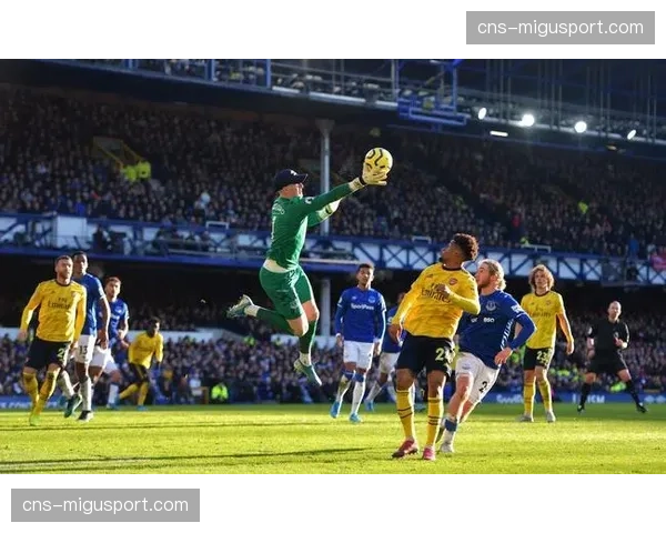 战术板：解析安切洛蒂如何用卡马文加客串左后卫限制萨卡