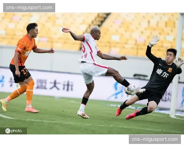 VAR争议再起：中超裁判对防守动作判罚标准是否亟待统一？